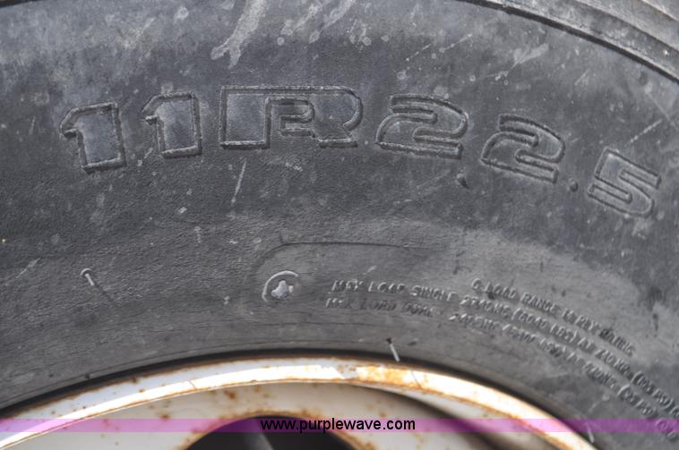 image for item G7448 2001 International 4900 refuse truck