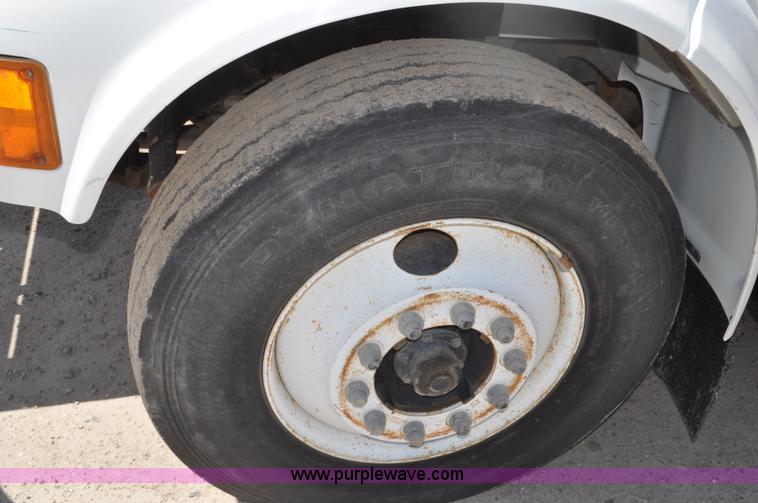 image for item G7448 2001 International 4900 refuse truck