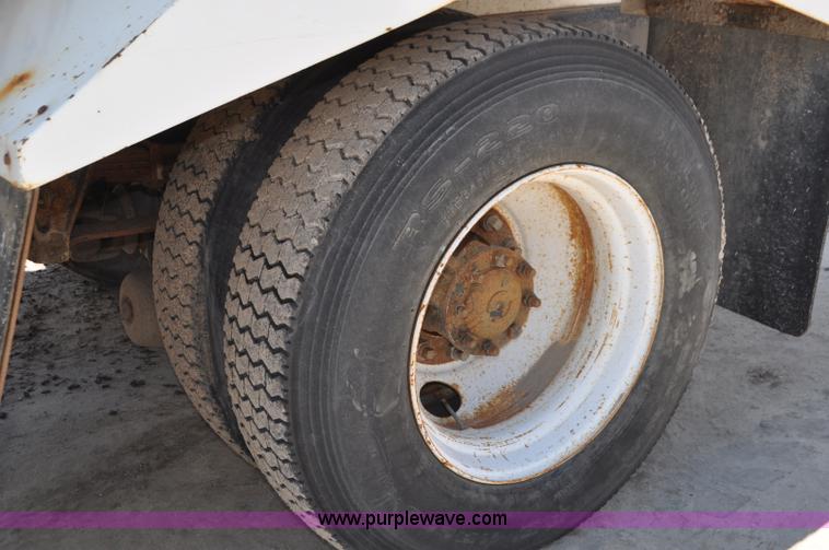 image for item G7448 2001 International 4900 refuse truck