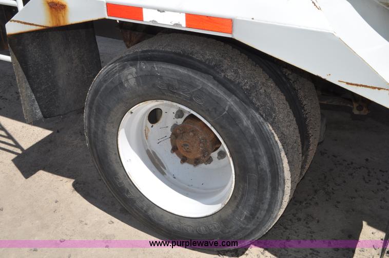 image for item G7448 2001 International 4900 refuse truck