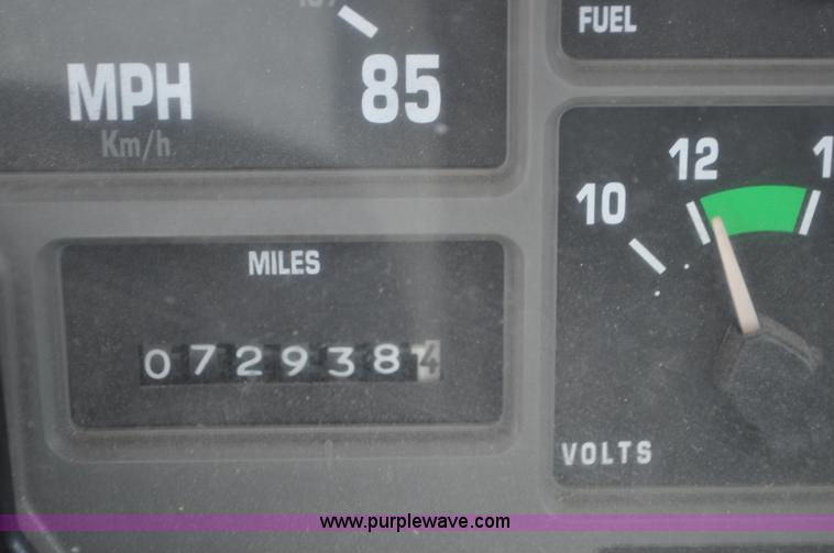 image for item G7448 2001 International 4900 refuse truck