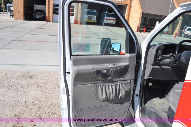 image for item G7466 1999 Ford Econoline E450 ambulance