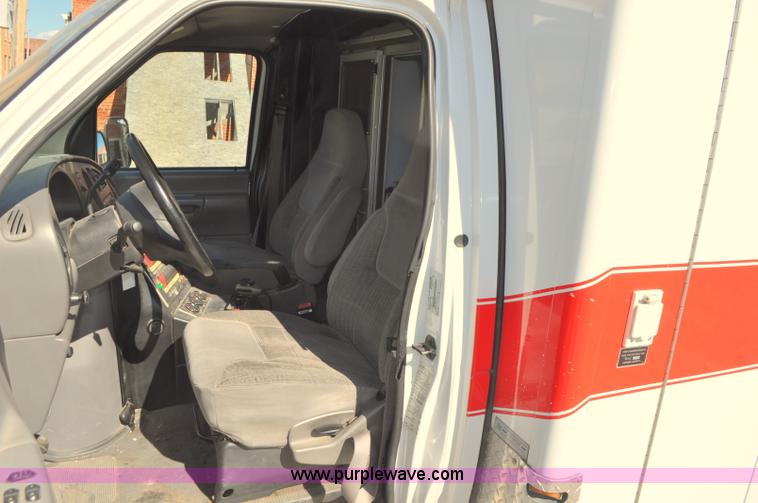 image for item G7466 1999 Ford Econoline E450 ambulance