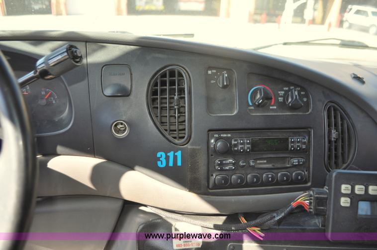 image for item G7466 1999 Ford Econoline E450 ambulance