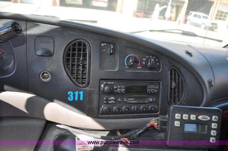 image for item G7466 1999 Ford Econoline E450 ambulance