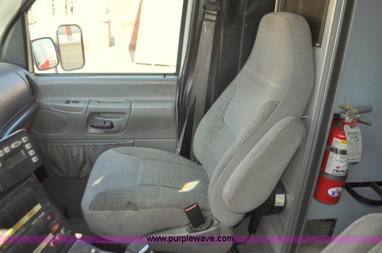 image for item G7466 1999 Ford Econoline E450 ambulance