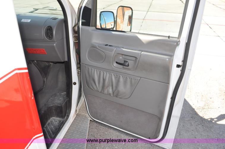 image for item G7466 1999 Ford Econoline E450 ambulance