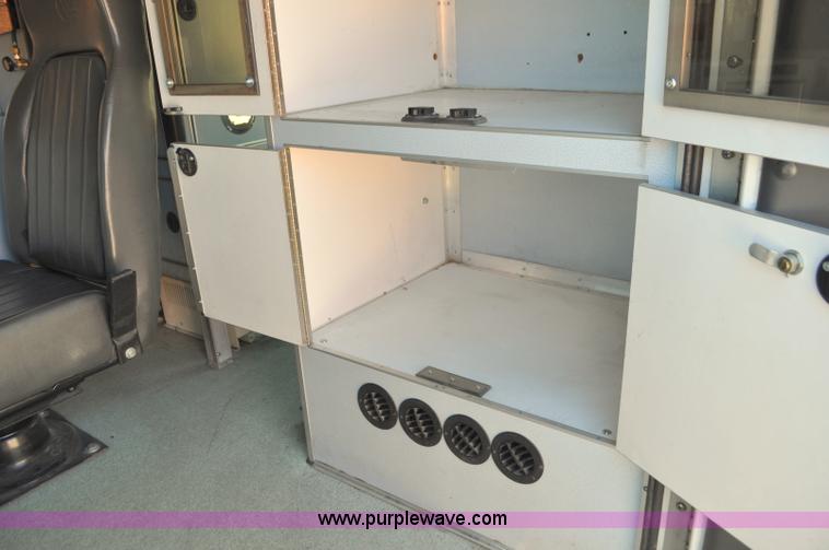 image for item G7466 1999 Ford Econoline E450 ambulance