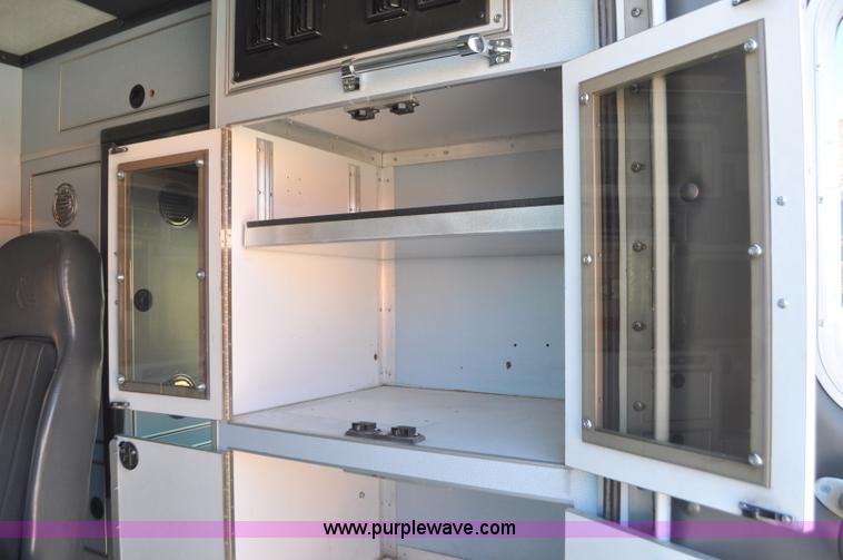 image for item G7466 1999 Ford Econoline E450 ambulance