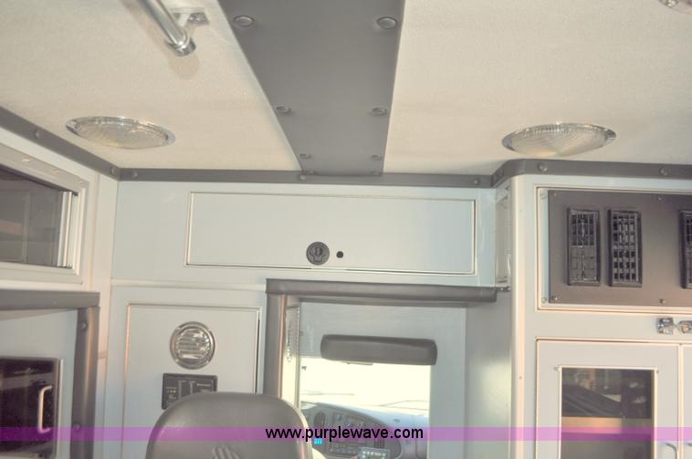 image for item G7466 1999 Ford Econoline E450 ambulance