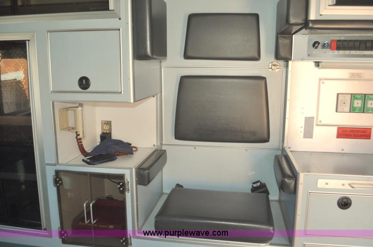 image for item G7466 1999 Ford Econoline E450 ambulance