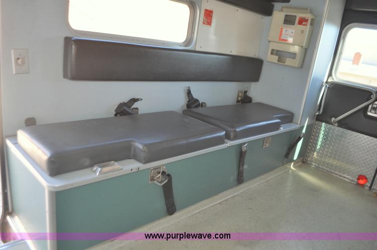 image for item G7466 1999 Ford Econoline E450 ambulance