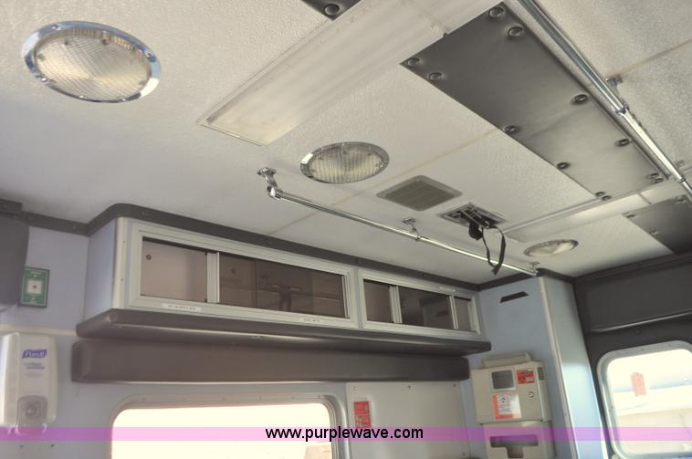 image for item G7466 1999 Ford Econoline E450 ambulance