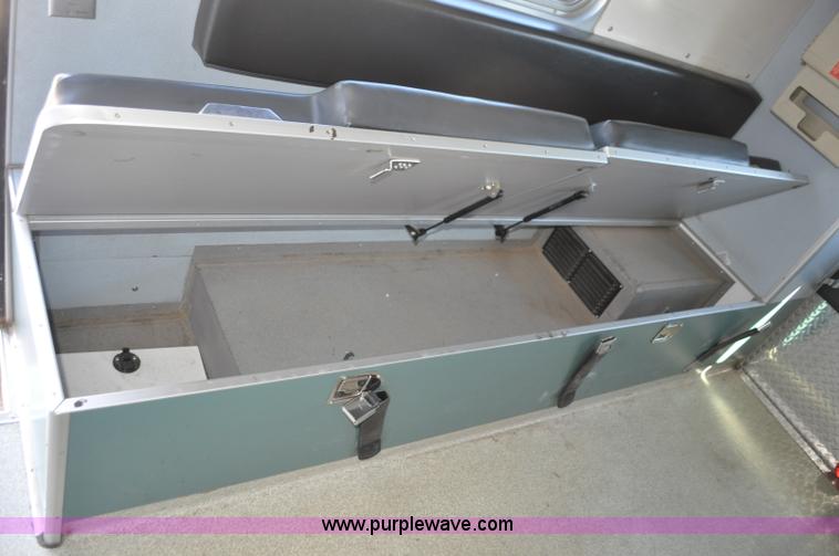 image for item G7466 1999 Ford Econoline E450 ambulance