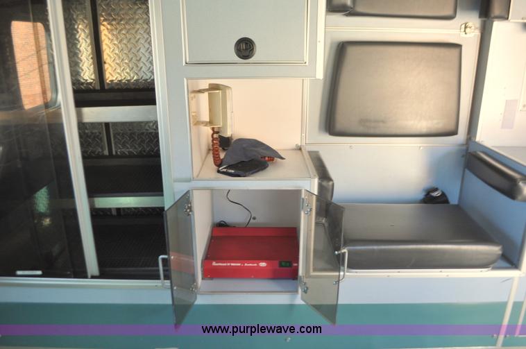 image for item G7466 1999 Ford Econoline E450 ambulance