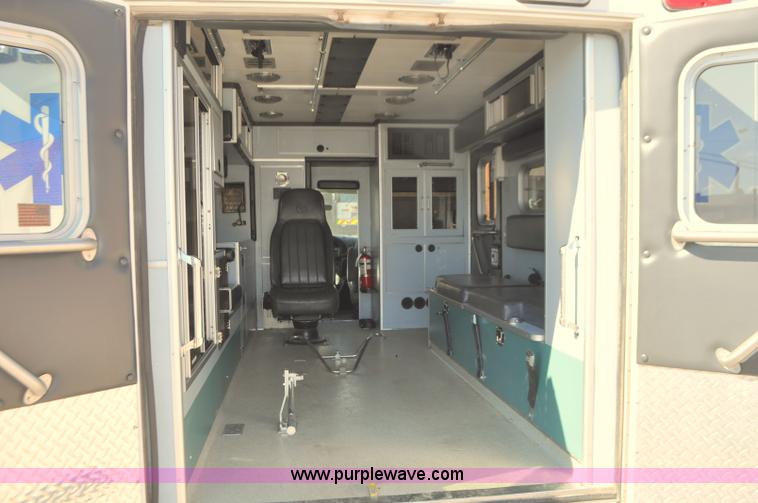 image for item G7466 1999 Ford Econoline E450 ambulance