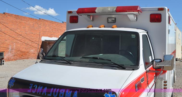 image for item G7466 1999 Ford Econoline E450 ambulance