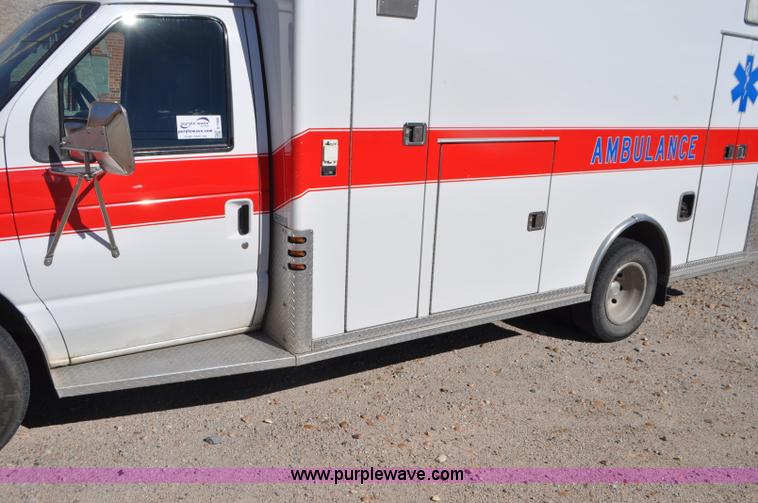 image for item G7466 1999 Ford Econoline E450 ambulance