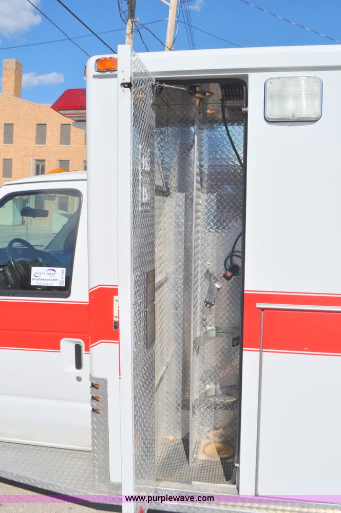 image for item G7466 1999 Ford Econoline E450 ambulance