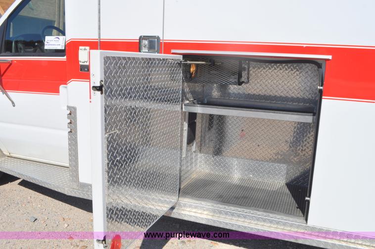 image for item G7466 1999 Ford Econoline E450 ambulance