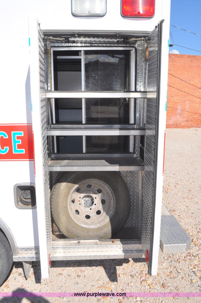 image for item G7466 1999 Ford Econoline E450 ambulance