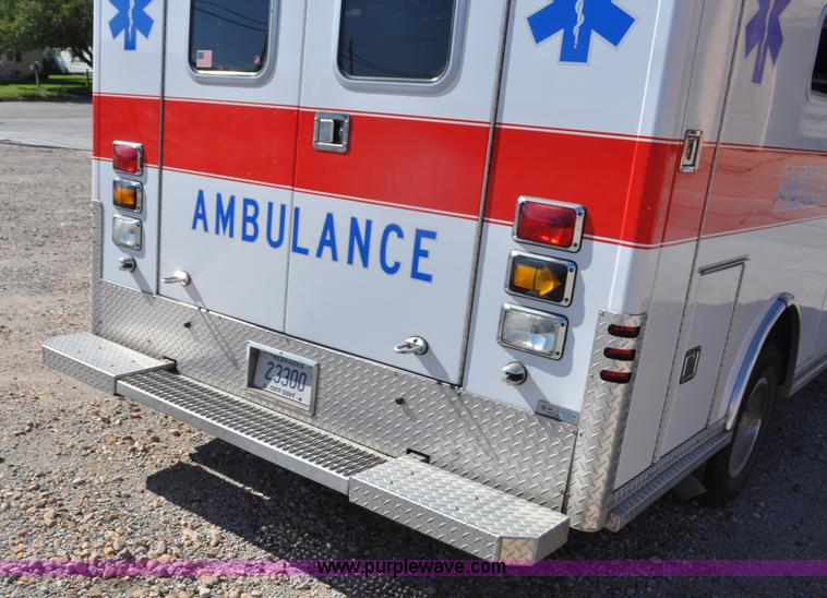 image for item G7466 1999 Ford Econoline E450 ambulance