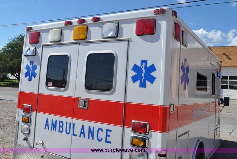 image for item G7466 1999 Ford Econoline E450 ambulance