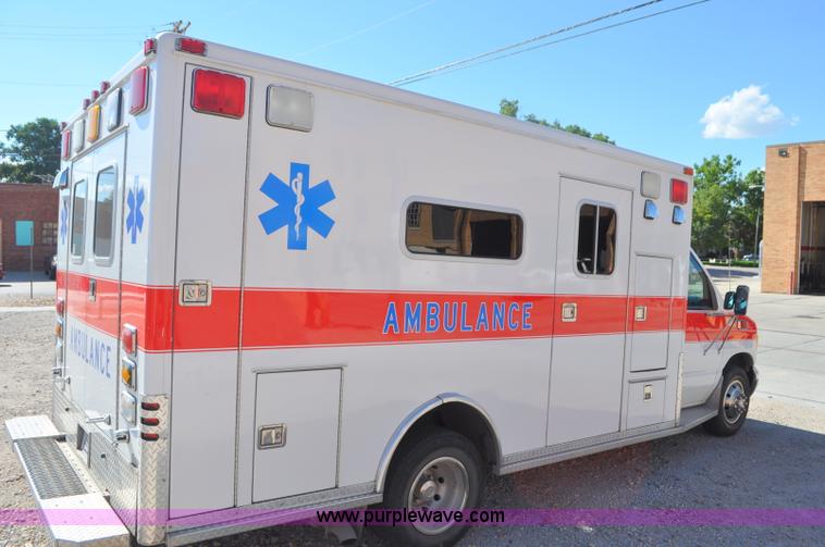 image for item G7466 1999 Ford Econoline E450 ambulance