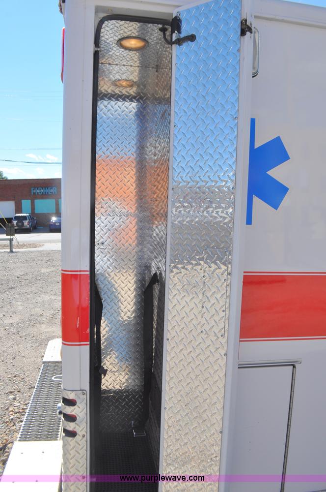 image for item G7466 1999 Ford Econoline E450 ambulance
