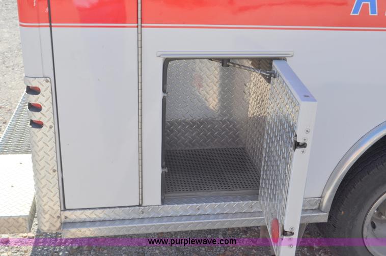 image for item G7466 1999 Ford Econoline E450 ambulance