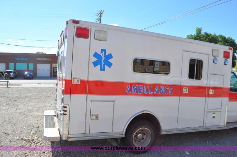image for item G7466 1999 Ford Econoline E450 ambulance