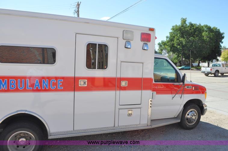 image for item G7466 1999 Ford Econoline E450 ambulance