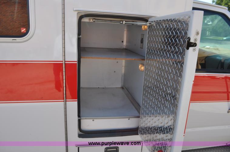 image for item G7466 1999 Ford Econoline E450 ambulance