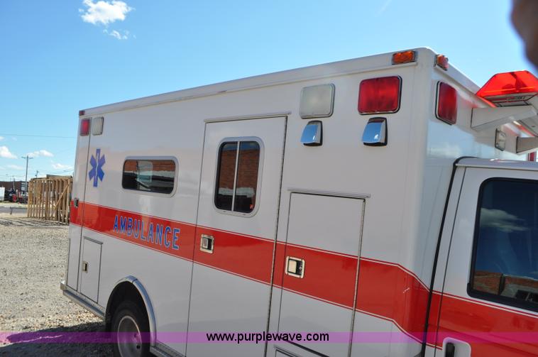 image for item G7466 1999 Ford Econoline E450 ambulance