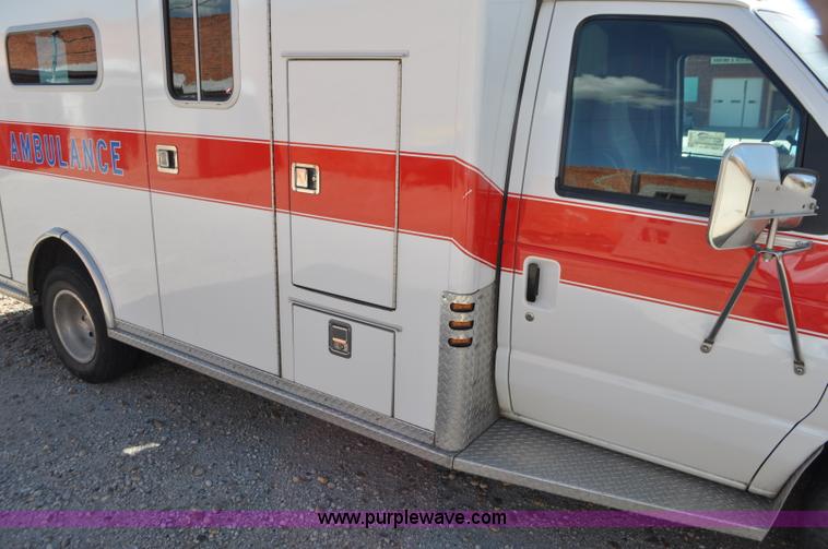 image for item G7466 1999 Ford Econoline E450 ambulance