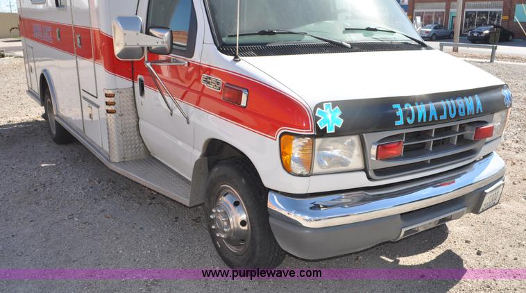 image for item G7466 1999 Ford Econoline E450 ambulance