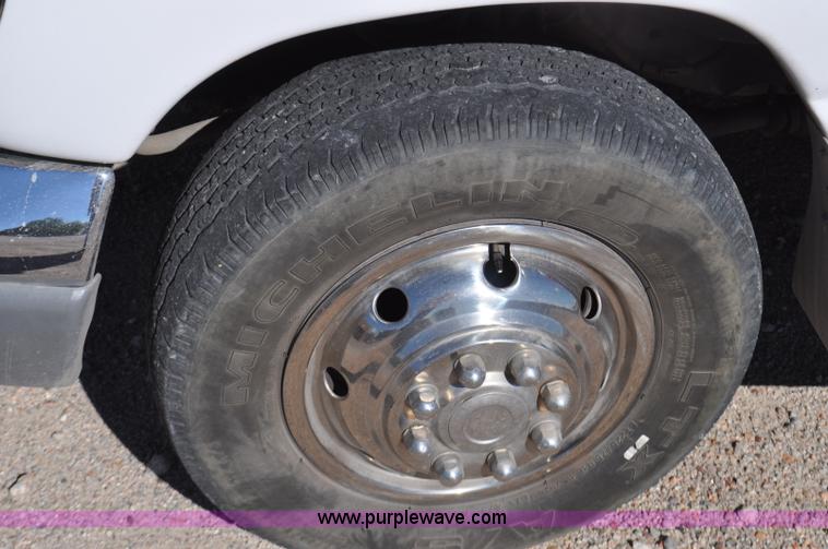 image for item G7466 1999 Ford Econoline E450 ambulance