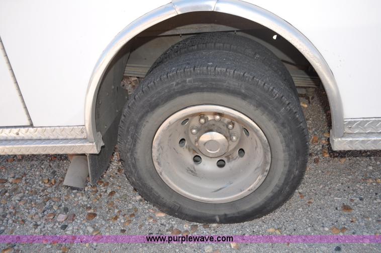 image for item G7466 1999 Ford Econoline E450 ambulance