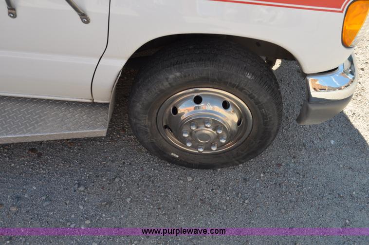 image for item G7466 1999 Ford Econoline E450 ambulance