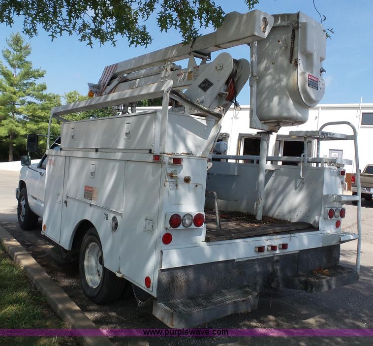image for item J4002 1991 GMC Sierra 3500 SL bucket truck