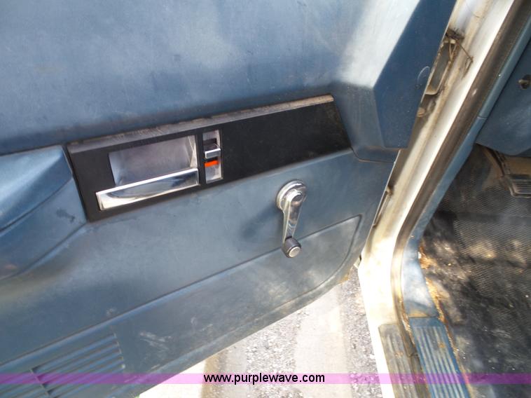 image for item J4002 1991 GMC Sierra 3500 SL bucket truck