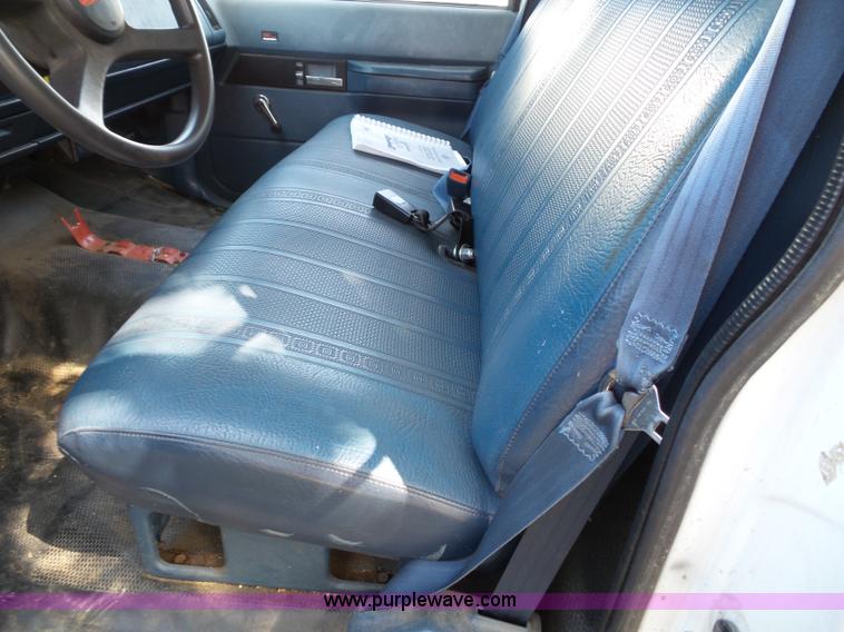 image for item J4002 1991 GMC Sierra 3500 SL bucket truck