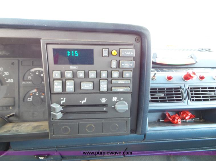 image for item J4002 1991 GMC Sierra 3500 SL bucket truck