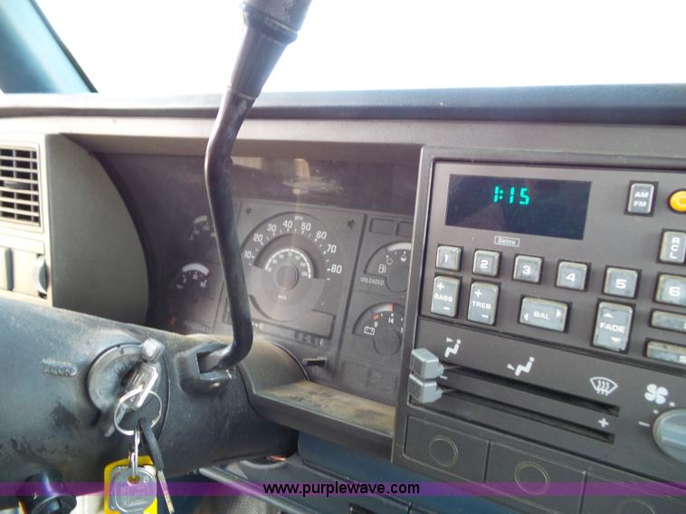 image for item J4002 1991 GMC Sierra 3500 SL bucket truck