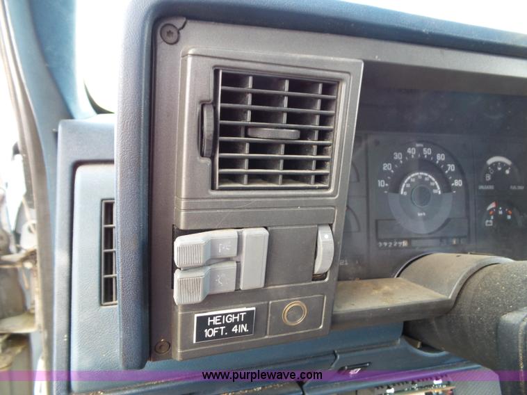 image for item J4002 1991 GMC Sierra 3500 SL bucket truck