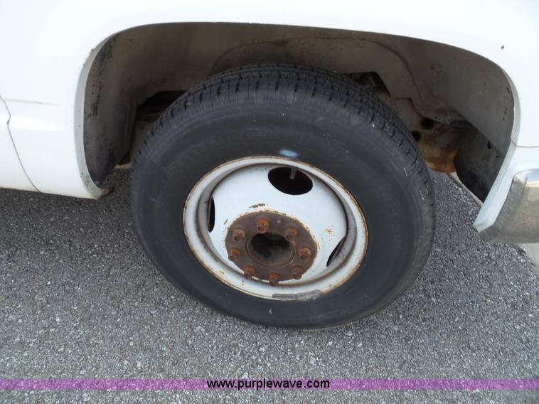 image for item J4002 1991 GMC Sierra 3500 SL bucket truck