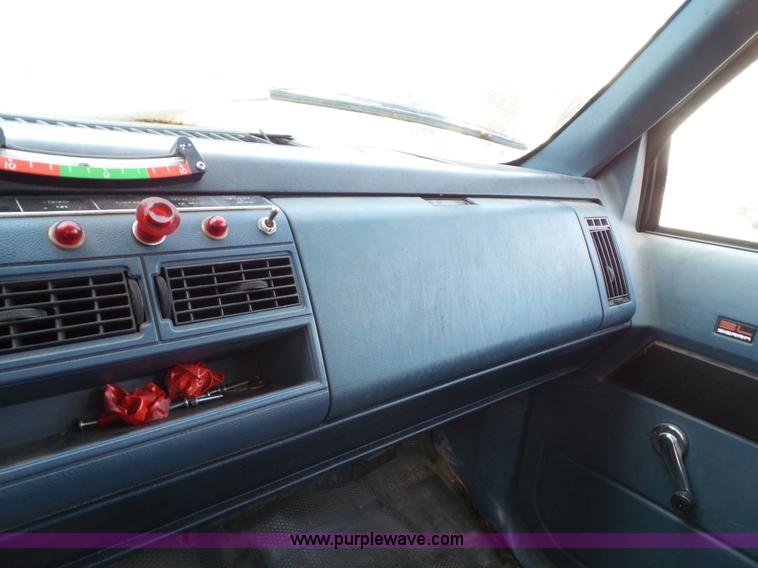 image for item J4002 1991 GMC Sierra 3500 SL bucket truck