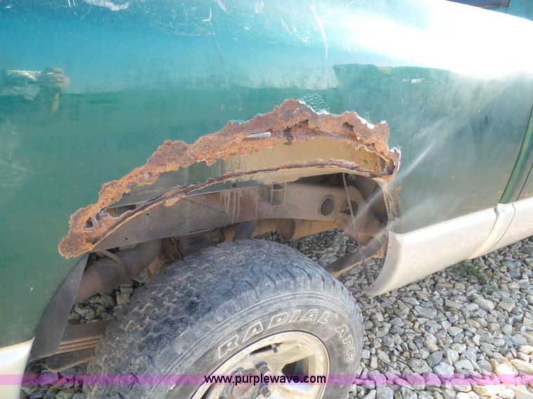 image for item J4004 2004 Dodge Ram 1500 Quad Cab pickup truck