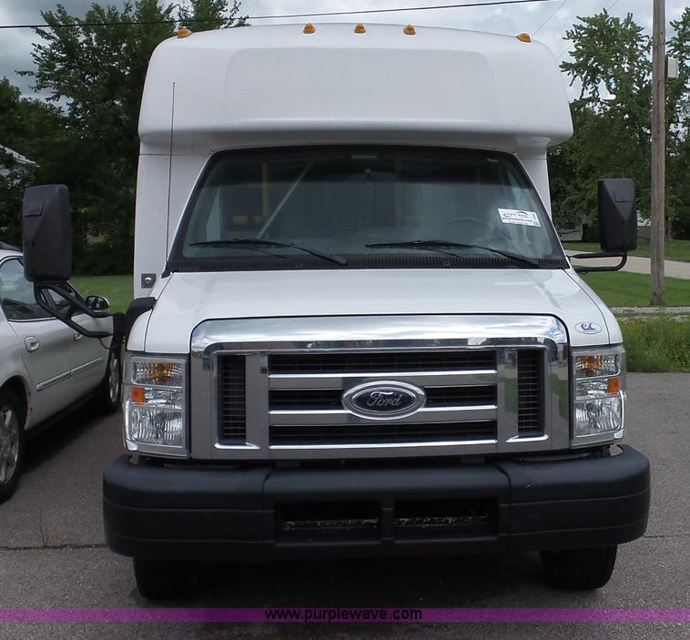 image for item J4006 2010 Ford Econoline E350 shuttle bus