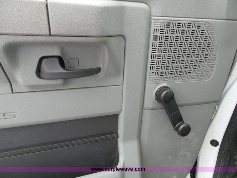 image for item J4006 2010 Ford Econoline E350 shuttle bus